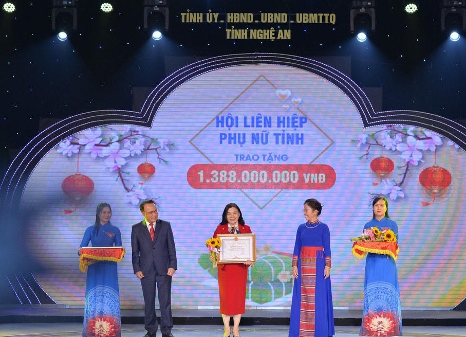 Đại diện lãnh đạo tỉnh Nghệ An tặng bằng khen cho các tổ chức, doanh nghiệp... ủng hộ chương trình Tết vì người nghèo xuân Nhâm Dần 2022.