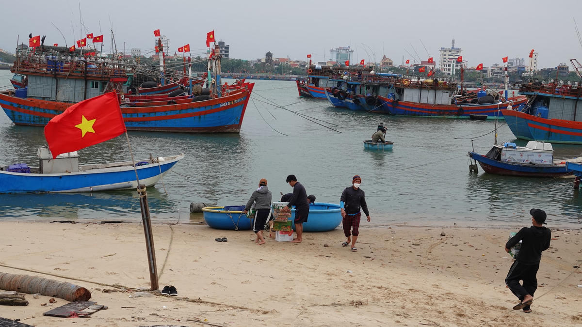Những tổ đoàn kết, tổ hợp tác trên biển là điểm tựa vững chắc giúp ngư dân Quảng Bình vươn khơi,.