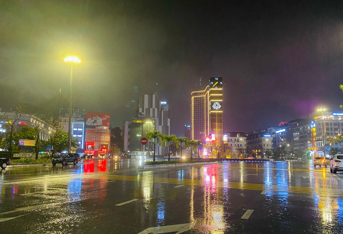 Khu vực vòng xuyến cột đồng hồ nối các tuyến đường Lê Thánh Tông, đường 25/4 và đường bao biển Trần Quốc Nghiễn vắng vẻ, khác hẳn so với hình ảnh nhộn nhịp hàng ngày....