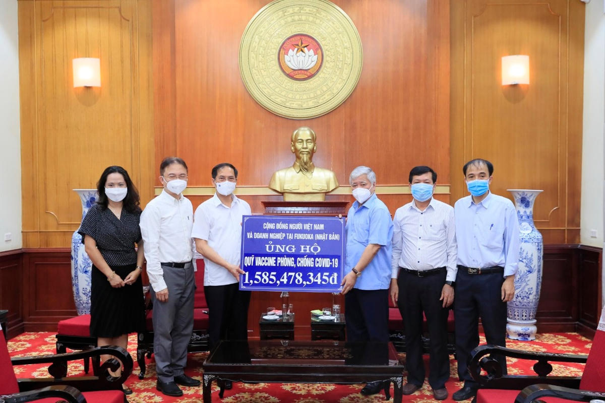Chủ tịch Đỗ Văn Chiến tiếp nhận ủng hộ từ Cộng đồng người Việt Nam và doanh nghiệp tại Fukuoka (Nhật Bản).