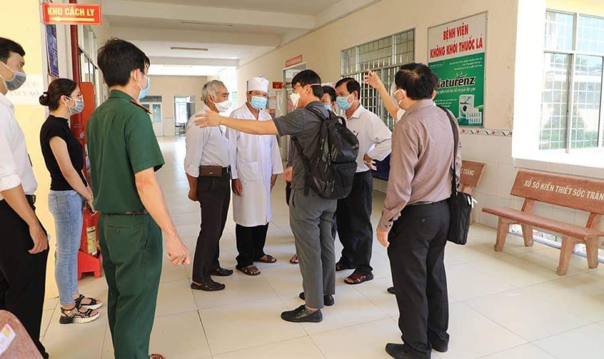 Tổ Công tác BYT đến khảo sát tại Bệnh viện Quân dân y hiện đang được Sóc Trăng chuyển đổi thành bệnh viện điều trị cho bệnh nhân Covid-19. Ảnh: Như Hiền.