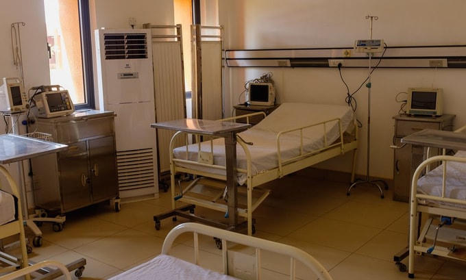 Phòng bệnh vắng bóng người tại khu điều trị Covid-19 ở Bệnh viện General Reference, thủ đô Niamey. Ảnh: WSJ.