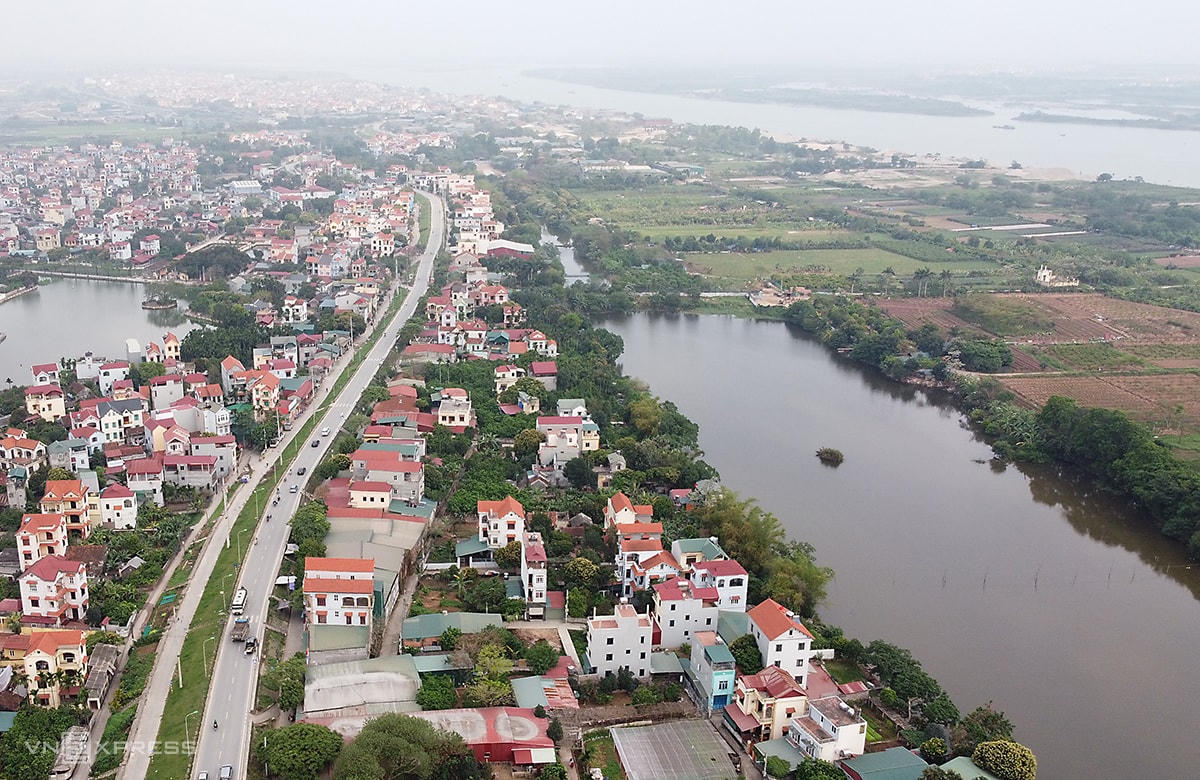 Thời gian qua, bên bờ sông Hồng đã phát triển một cách tự nhiên.