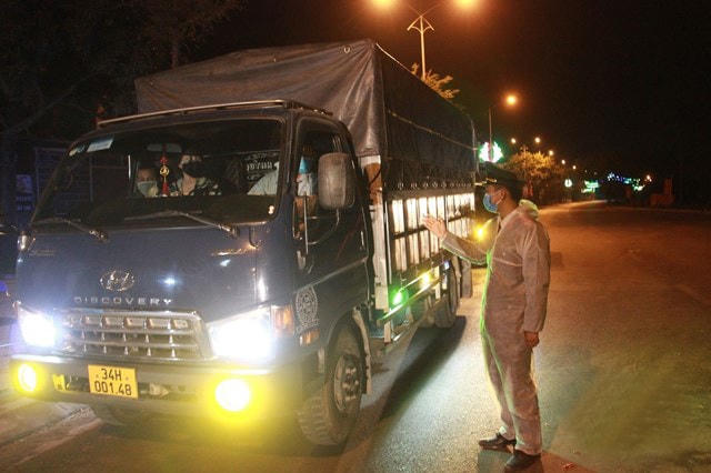 Xe vận tải hàng hóa đi qua một chốt kiểm soát dịch bệnh tại Hải Dương. Ảnh: Vietnamnet.
