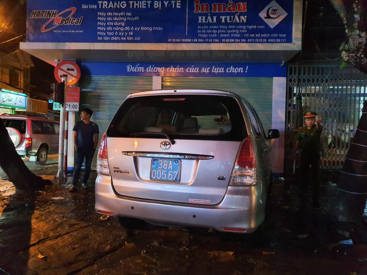 Trụ sở Công ty và nhà ở của nữ Giám đốc được đóng kín, bên trong Công an đang khám xét.