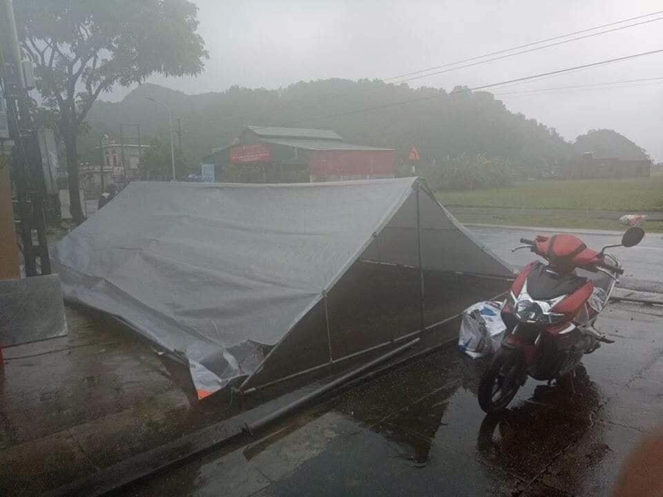 Lực lượng chức năng huyện Nga Sơn triển khai lập chốt kiểm soát ngay trong thời tiết mưa gió.