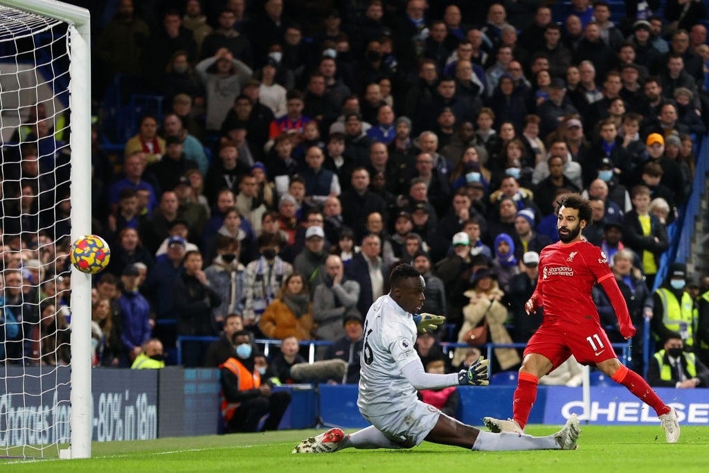 Salah ghi bàn vào lưới Chelsea.
