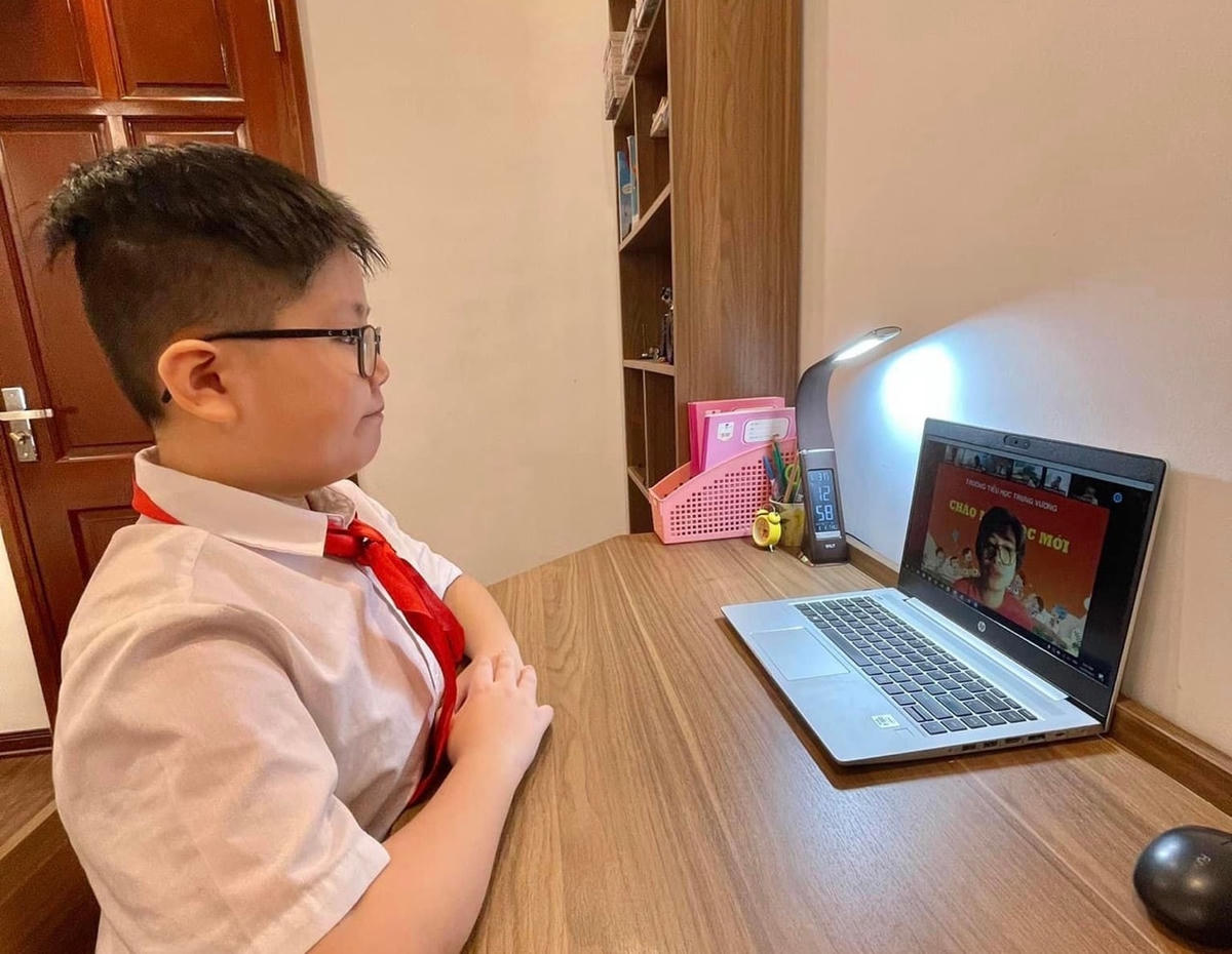 Học sinh học trực tuyến liên tục bị rớt mạng trong những ngày học đầu tiên của năm học mới.