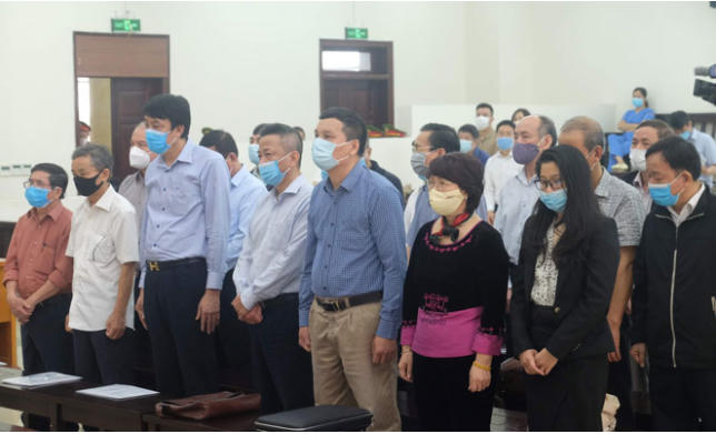 Các bị cáo trước tòa, ngày 12/4. Ảnh: HNM.