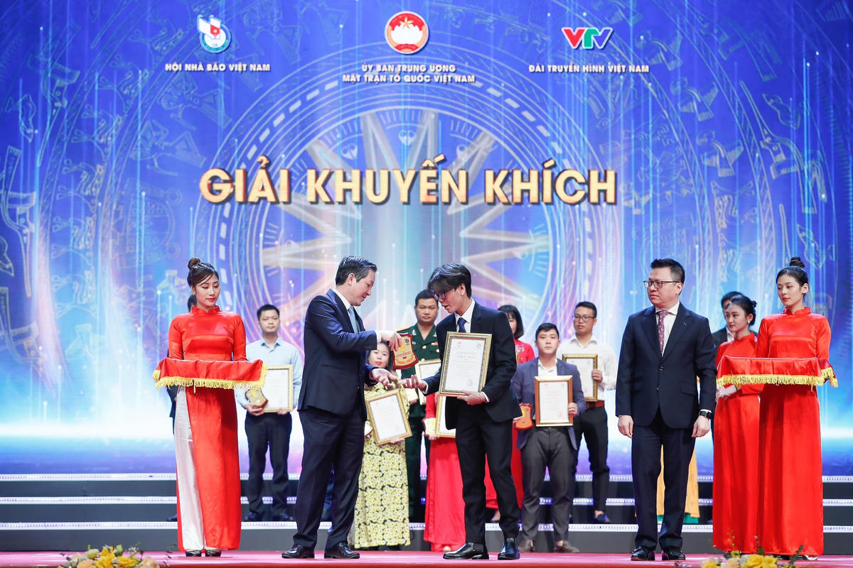 Chủ tịch Trung ương Hội Nông dân Việt Nam Lương Quốc Đoàn và Tổng Biên tập Báo Nhân dân Lê Quốc Minh trao giải Khuyến khích cho đại diện nhóm tác giả Báo Đại Đoàn Kết.