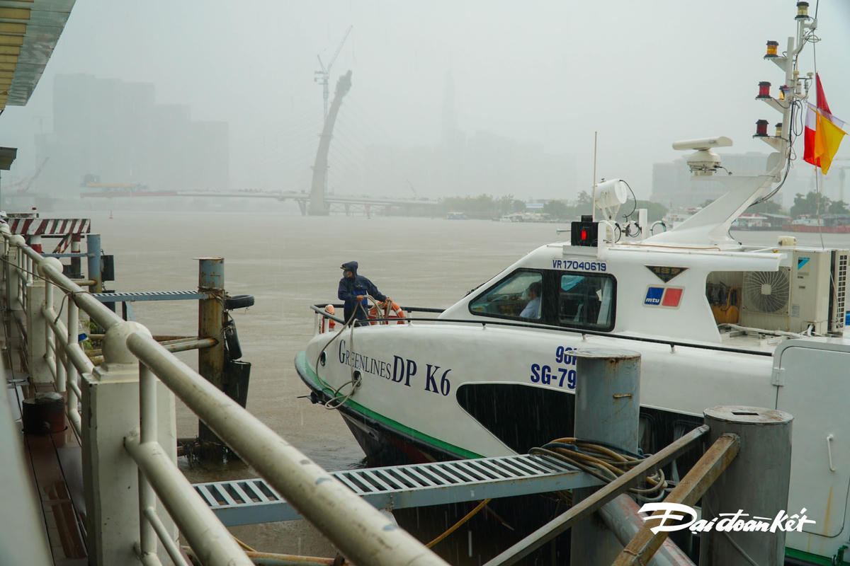 Tàu cập bến trong điều kiện mưa lớn, hết sức khó khăn.