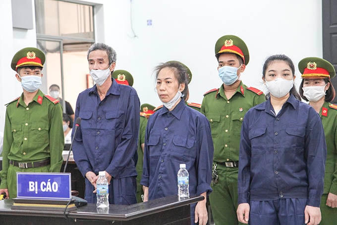 Các bị cáo chông phá nhà nước đang đứng trức vành móng ngựa.