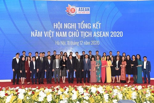 Thủ tướng và các cán bộ phục vụ ASEAN. Ảnh: VGP/Quang Hiếu.