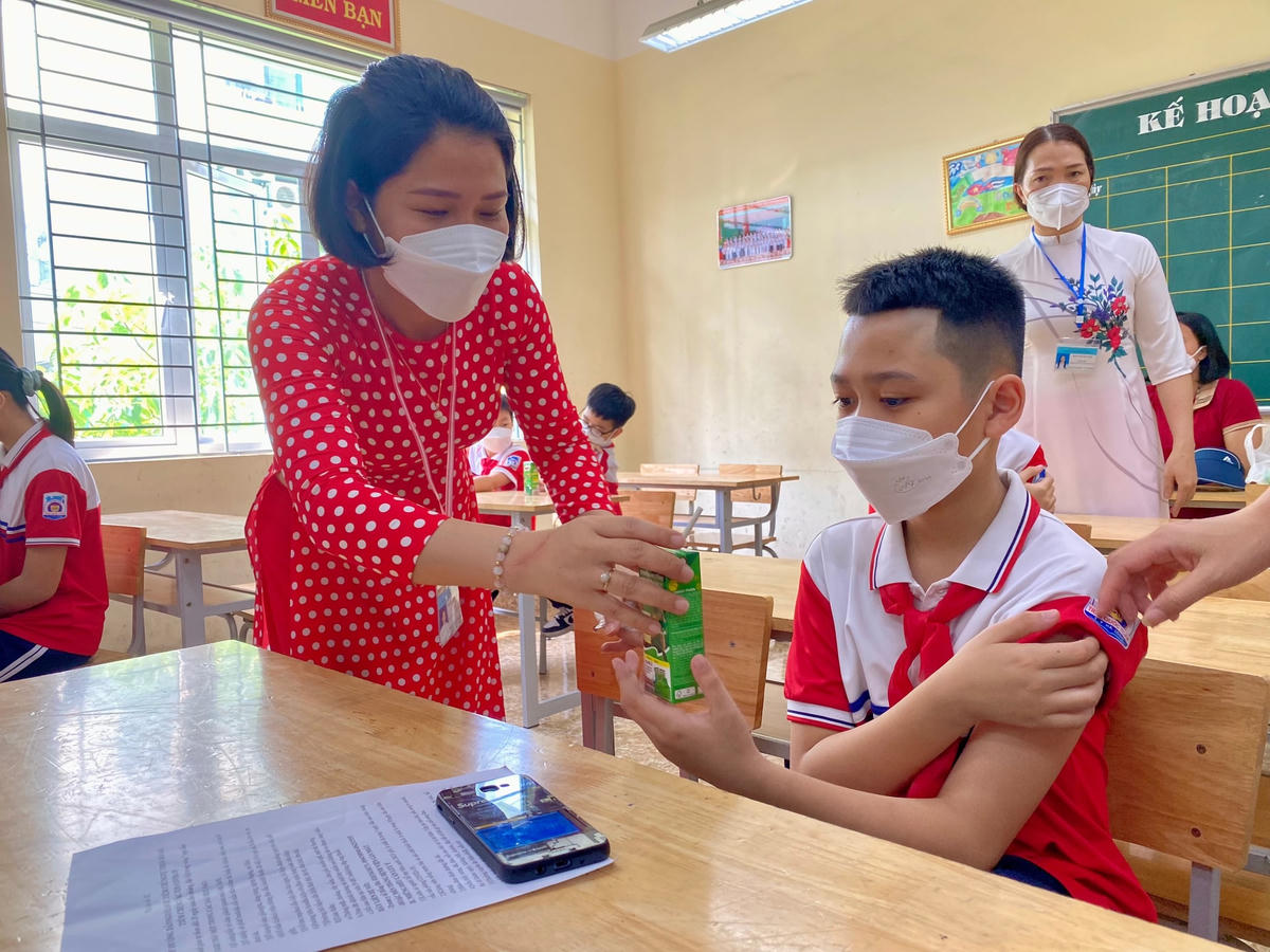 Các cô giáo ân cần hỏi thăm và chăm sóc sức khỏe học sinh sau tiêm.