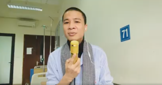 Hình ảnh anh Nguyễn Trọng Hùng hát ca khúc "Mùa chim én bay" tại phòng điều trị. Ảnh: FBNV.