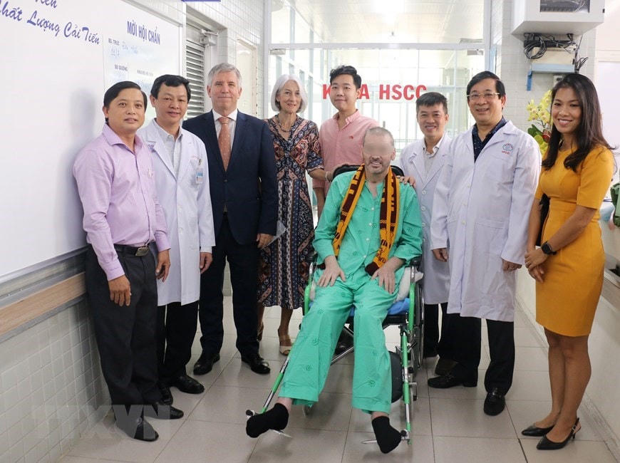 Bệnh nhân 91 chụp ảnh lưu niệm với đại diện Lãnh sự quán Anh tại Thành phố Hồ Chí Minh và các y bác sỹ trong ngày xuất viện. (Ảnh: TTXVN phát).