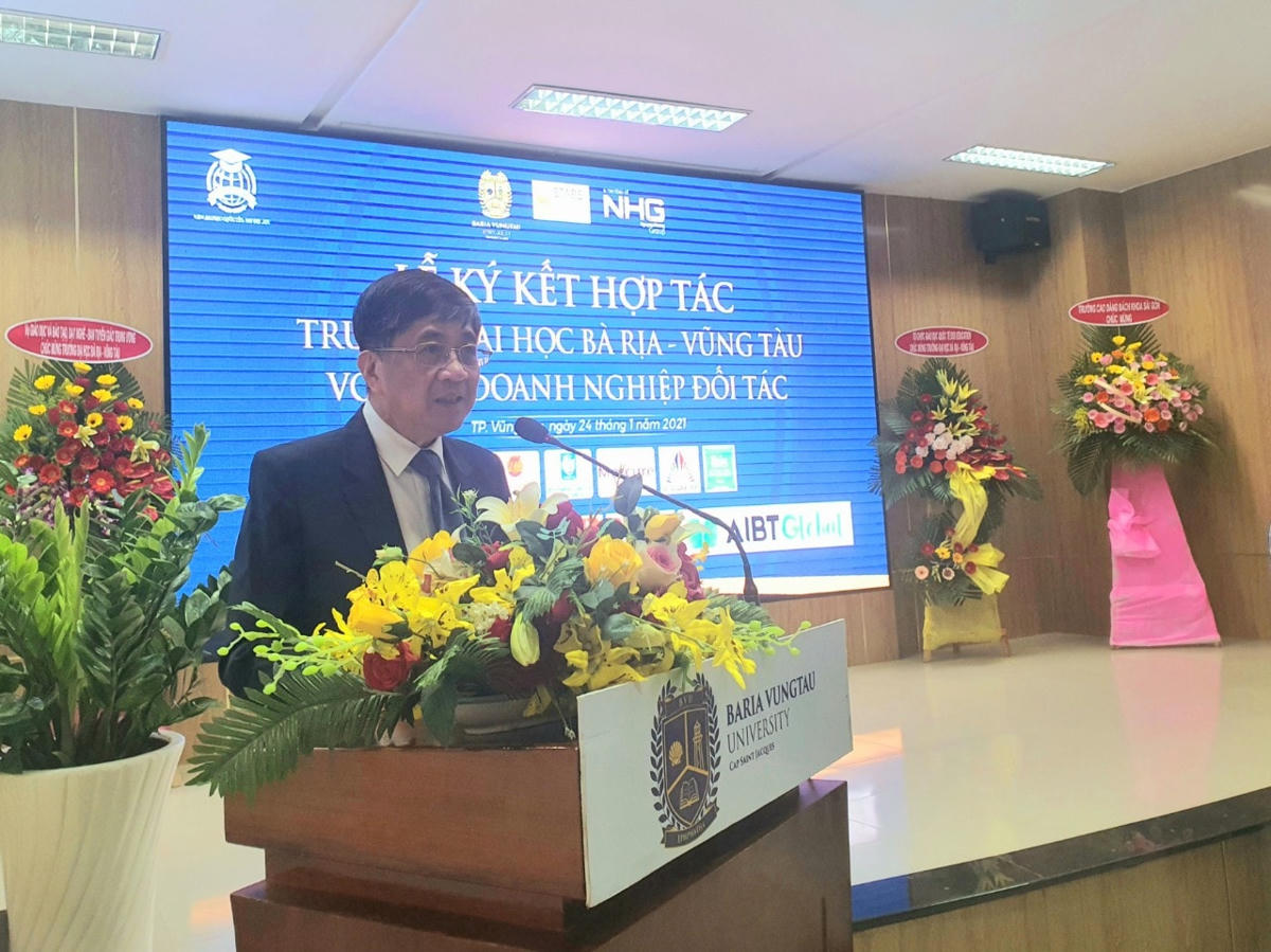 GS.TS Nguyễn Lộc, Hiệu trưởng trường Đại học Bà Rịa - Vũng Tàu phát biểu tại buổi lễ.