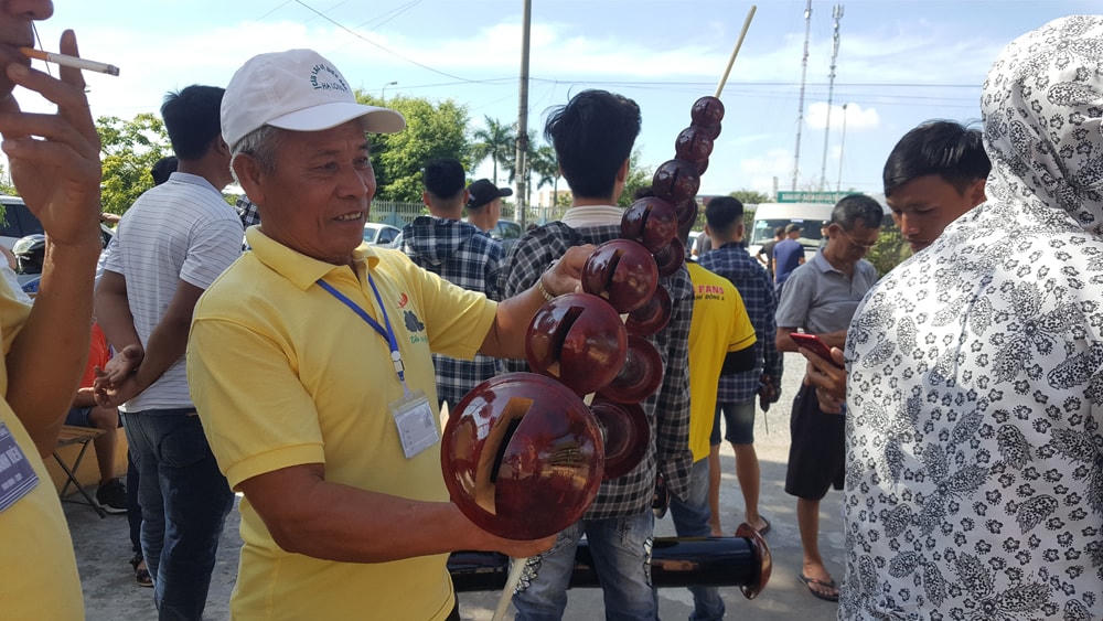 Trẻ, già cùng chơi, cùng đến liên hoan.