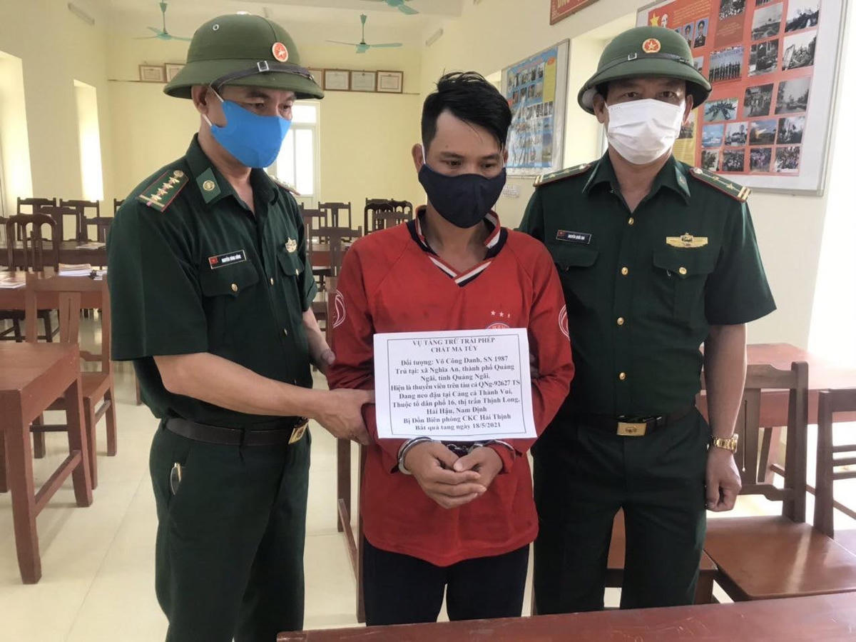 Biên phòng Nam Định bắt giữ đối tượng Danh vì giấu ma túy trong cạp quần.