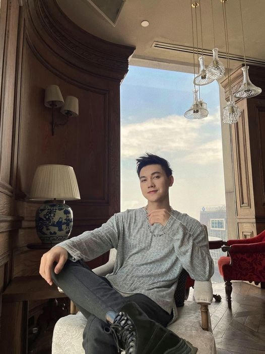 Ca sĩ JSon nhận được nhiều lời khen đẹp trai, nam tính, mạnh mẽ hơn từ khi để kiểu tóc mới: “Sáng cà phê. Trưa trà sữa. Tối thì có anh”.