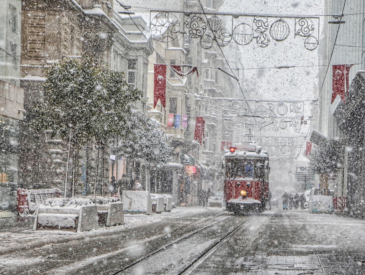 Một chiếc tàu điện lướt qua làn tuyết rơi dày tại Quảng trường Taksim ở Istanbul. Ảnh: Dia Images / Getty Images.