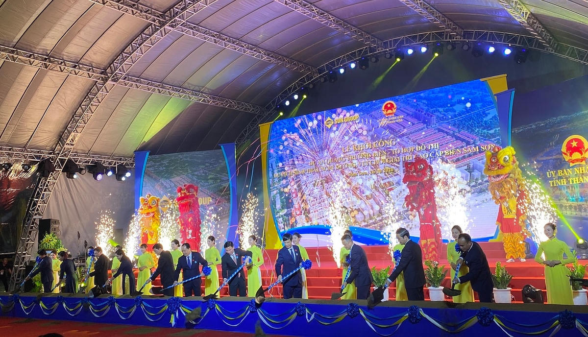 Các đại biểu thực hiện nghi thức khởi công Dự án quảng trường biển và tổ hợp đô thị du lịch sinh thái, nghỉ dưỡng, vui chơi giải trí cao cấp biển Sầm Sơn
