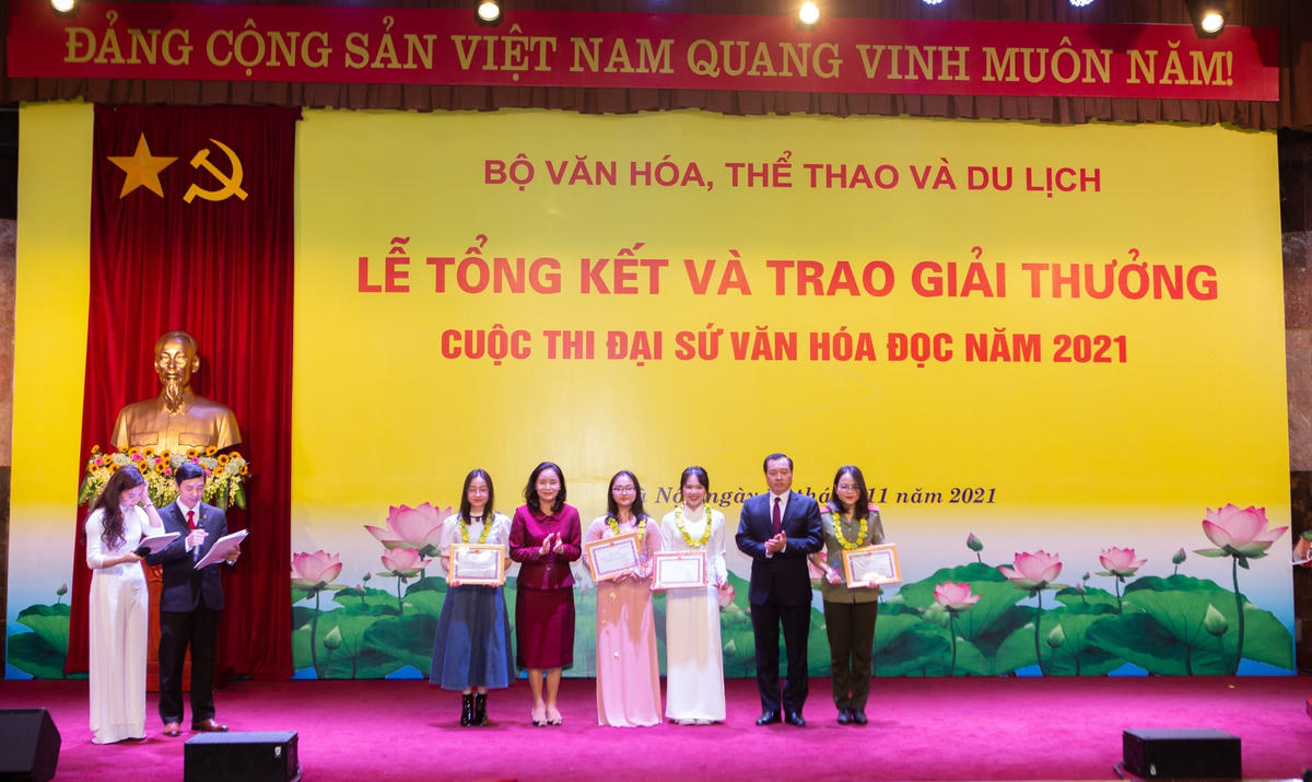 Các thí sinh nhận giải tại buổi lễ trao giải.