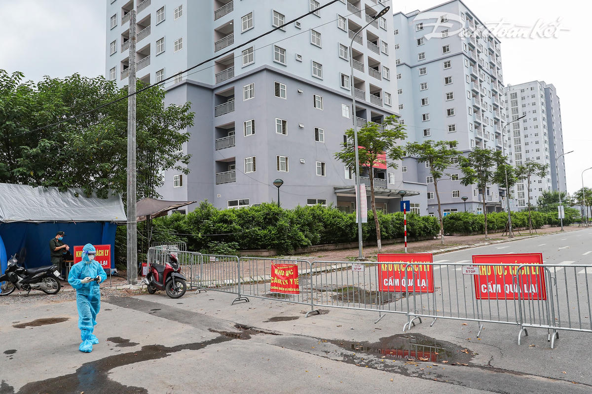 Cơ sở cách ly, thu dung, điều trị người bệnh Covid-19 tại KĐT Đền Lừ gồm 2 toà nhà với 1.000 giường bệnh. Khu vực này được lập chốt kiểm soát từ hai phía đường vào, lực lượng chức năng trực 24/7. Ảnh: Quang Vinh. 