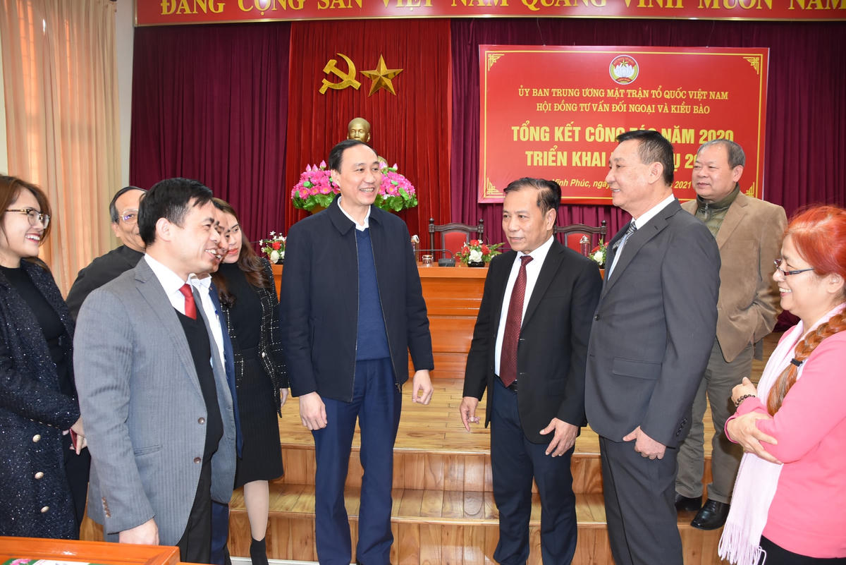 Phó Chủ tịch Phùng Khánh Tài trao đổi với các thành viên Hội đồng tư vấn Đối ngoại và Kiều bào tại Hội nghị.