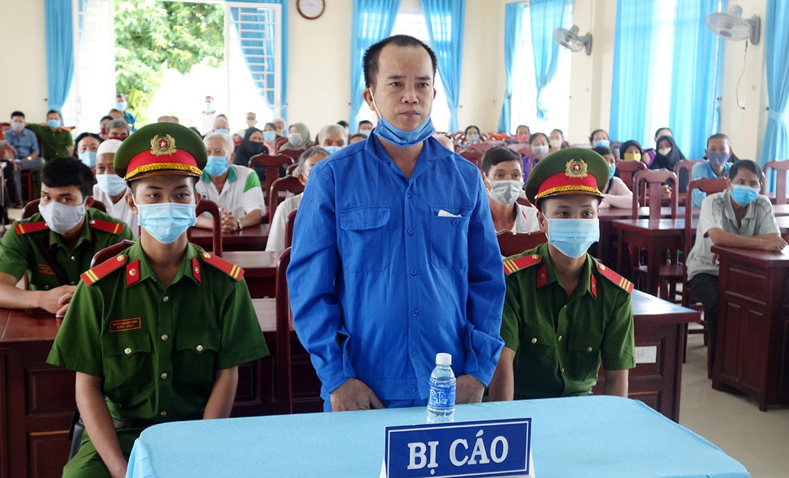 Bị cáo Nguyễn Thanh Dũng nhận 4 năm tù vì “Tổ chức cho người khác xuất, nhập cảnh trái phép” .