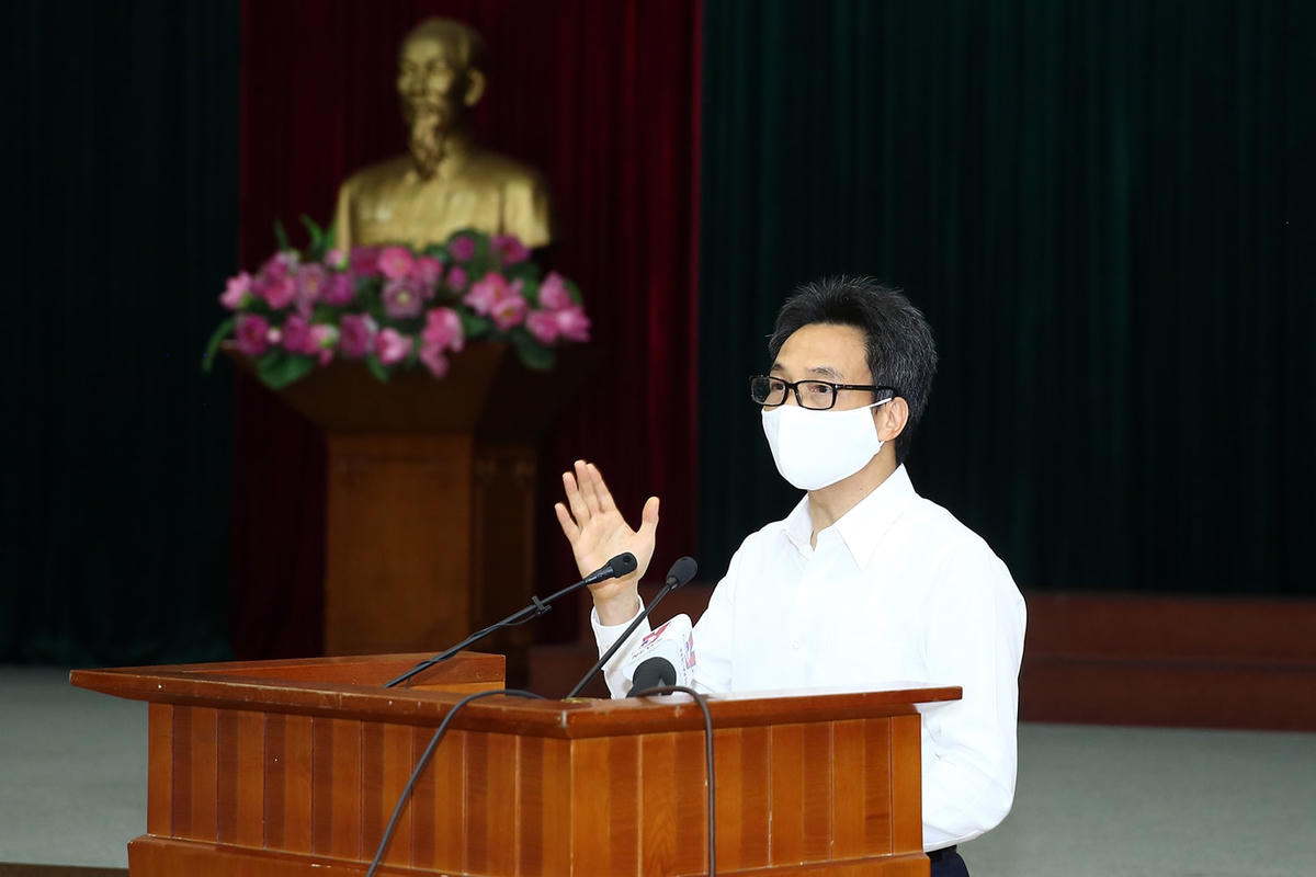 Đại diện cơ quan báo chí bày tỏ sự quan tâm với Phó Thủ tướng Vũ Đức Đam về chiến lược, quan điểm chống dịch hiện nay. Ảnh: VGP/Đình Nam