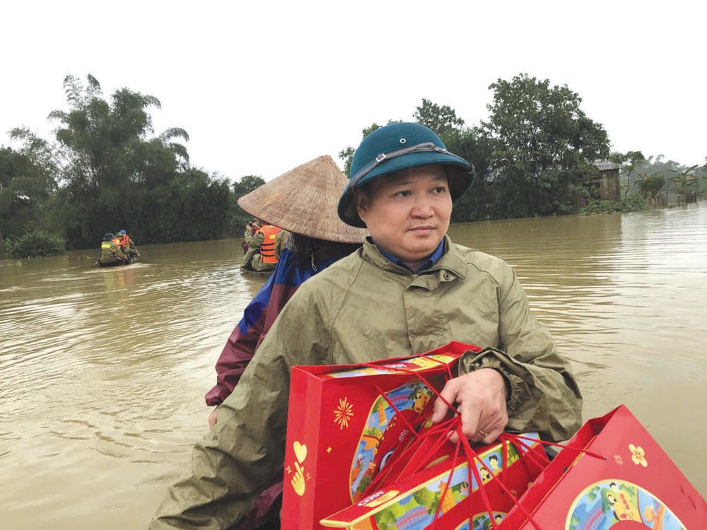 Ông Nguyễn Thành Đồng - Chủ tịch Ủy ban MTTQ huyện Hương Sơn (Hà Tĩnh) xuyên tâm lũ đưa hàng cứu trợ đến người dân. Ảnh: H.Nguyên.