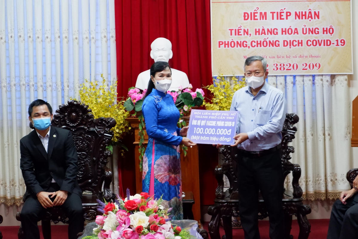 Hội Liên hiệp Phụ nữ TP Cần Thơ ủng hộ 100 triệu đồng.