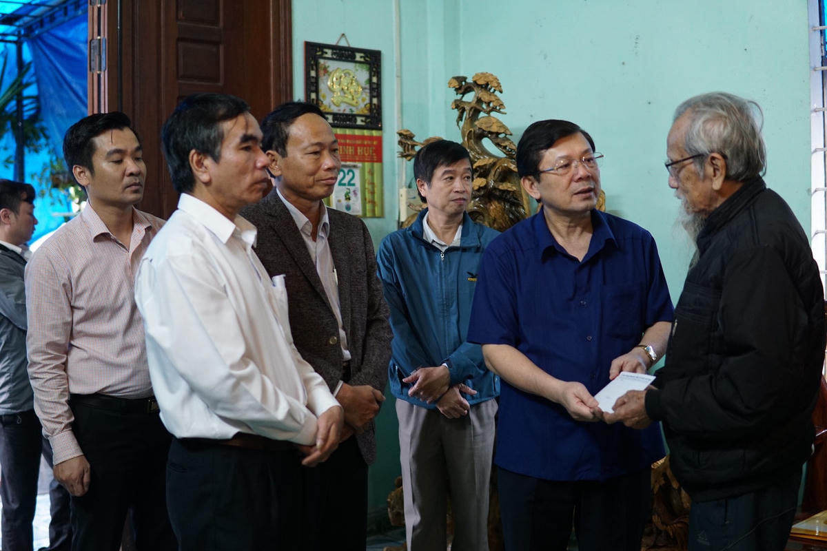 Phó Chủ tịch Nguyễn Hữu Dũng thăm hỏi, động viên gia đình các liệt sĩ Trần Minh Hải...