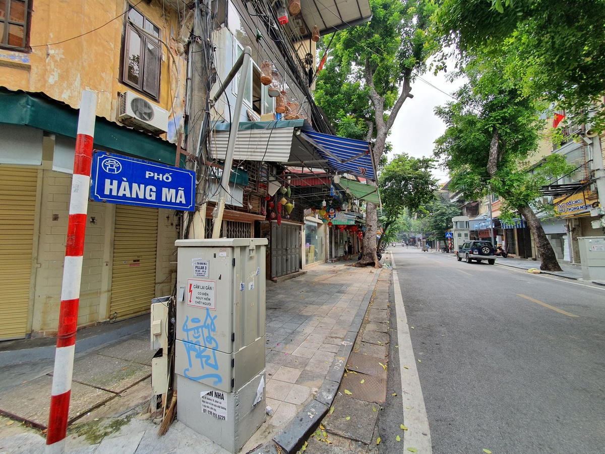 Tuyến phố rực rỡ màu sắc mỗi dịp Trung thu đã thay bằng một màu ảm đạm, vắng lặng. 