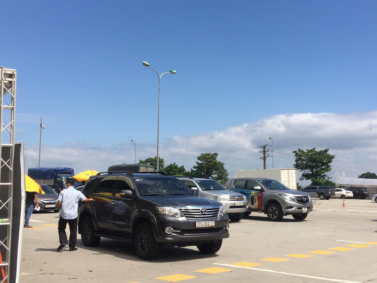 Tại chốt kiểm soát dịch Trạm thu phí cao tốc Pháp Vân-Cầu Giẽ km188 (huyện Thanh Trì) hướng đi từ TP ra ngoạithành, lực lượng chức năng cùng lực lượng y tế phối hợp kiểm tra