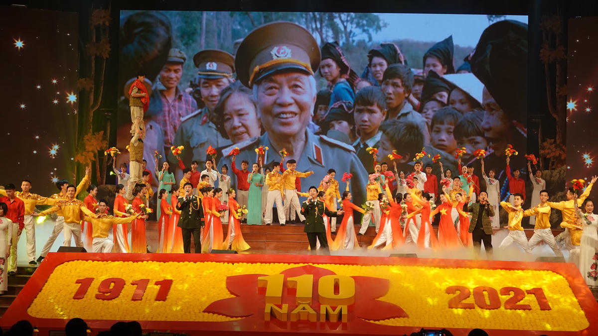 Chương trình nghệ thuật chào mừng lễ kỉ niệm.