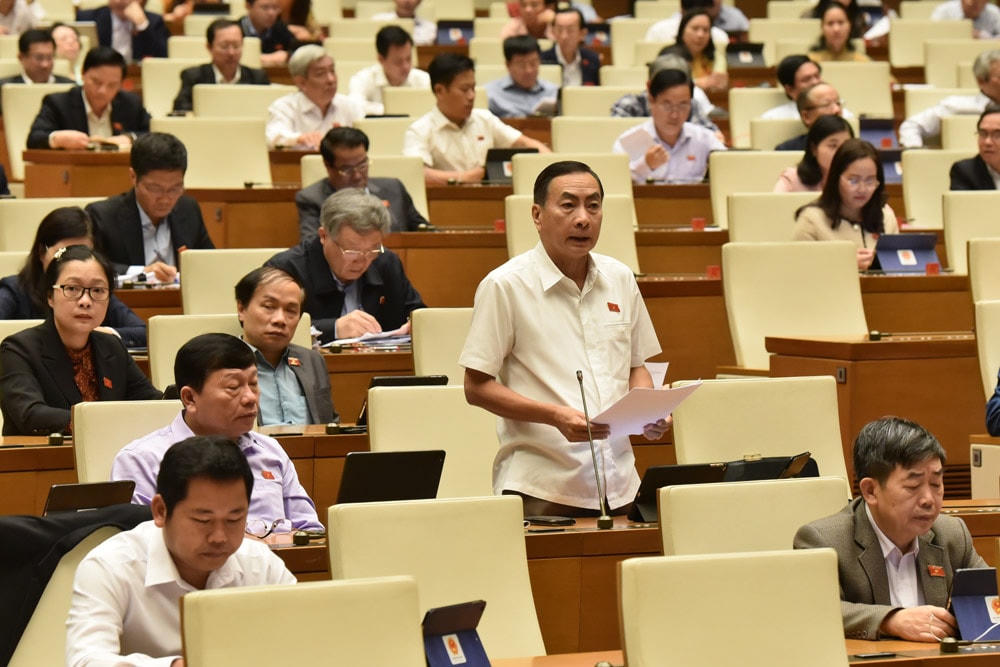 ĐBQH Phạm Văn Hòa thảo luận tại hội trường, sáng 13/11. Ảnh: Quang Vinh.