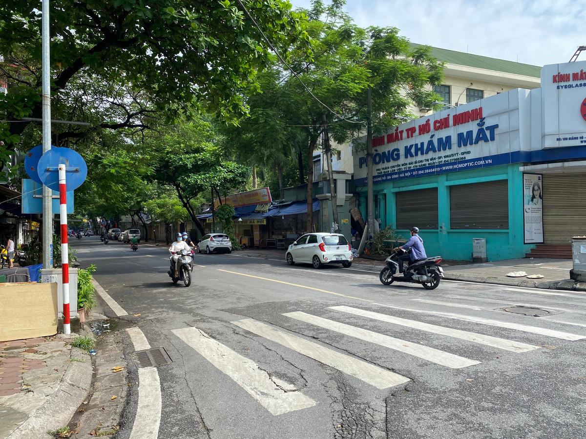 [ẢNH] Đường phố Thủ đô nơi vắng vẻ, nơi đông đúc trong ngày đầu giãn cách