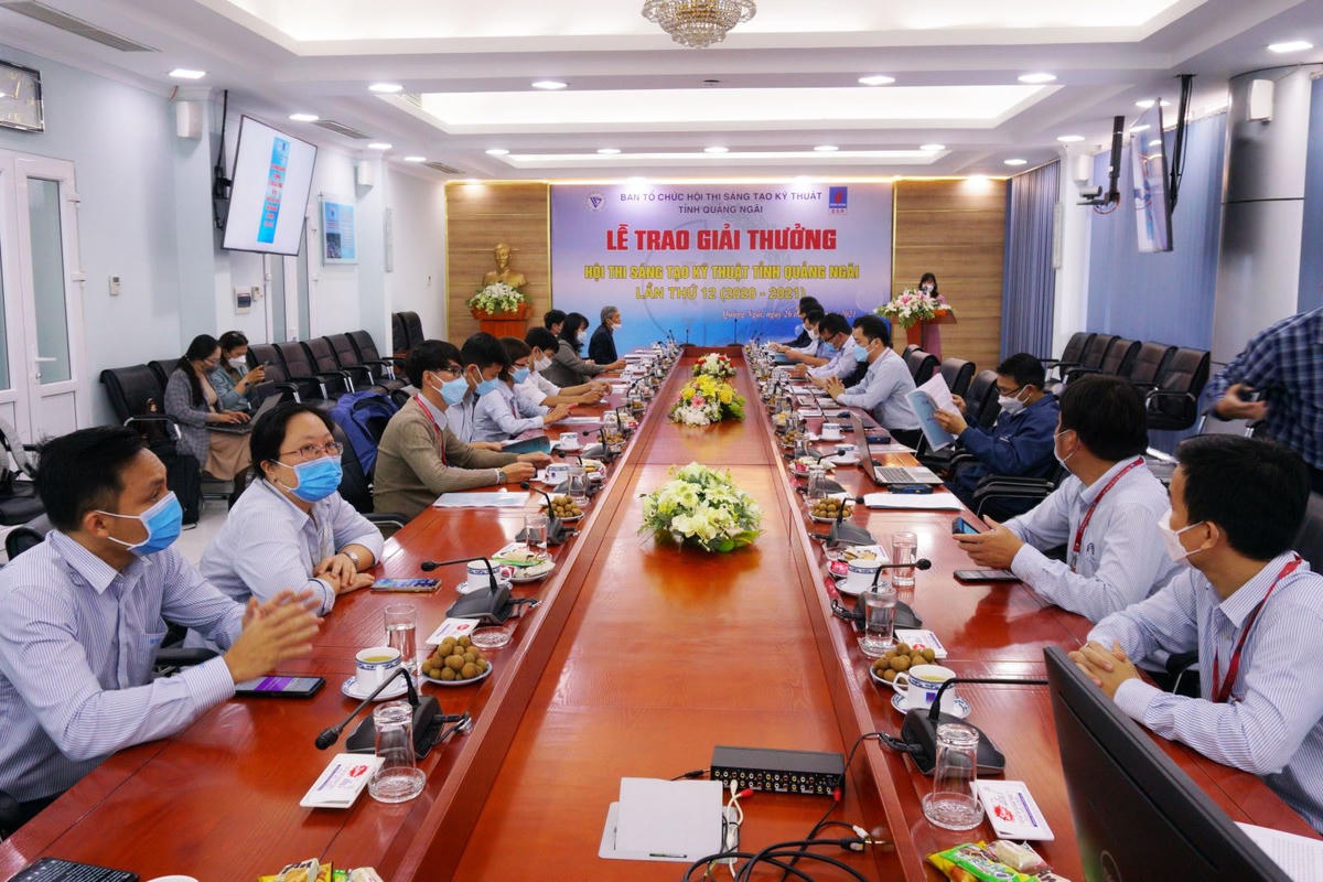 Chủ tịch Liên hiệp các Hội KH&KT tỉnh Quảng Ngãi Lê Quang Thích phát biểu chúc mừng tại lễ tổng kết và trao giải.