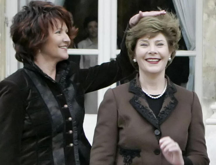 Cựu Đệ nhất phu nhân Tổng thống Ba Lan Jolanta Kwasniewska, che tóc cho cựu Đệ nhất phu nhân Hoa Kỳ Laura Bush, năm 2007.