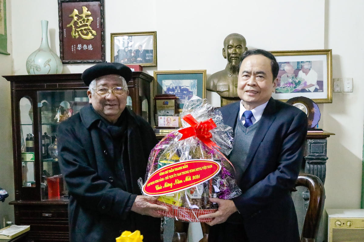 Chủ tịch Trần Thanh Mẫn chúc Tết, tặng quà nguyên Chủ tịch UBTƯ MTTQ Việt Nam Phạm Thế Duyệt.