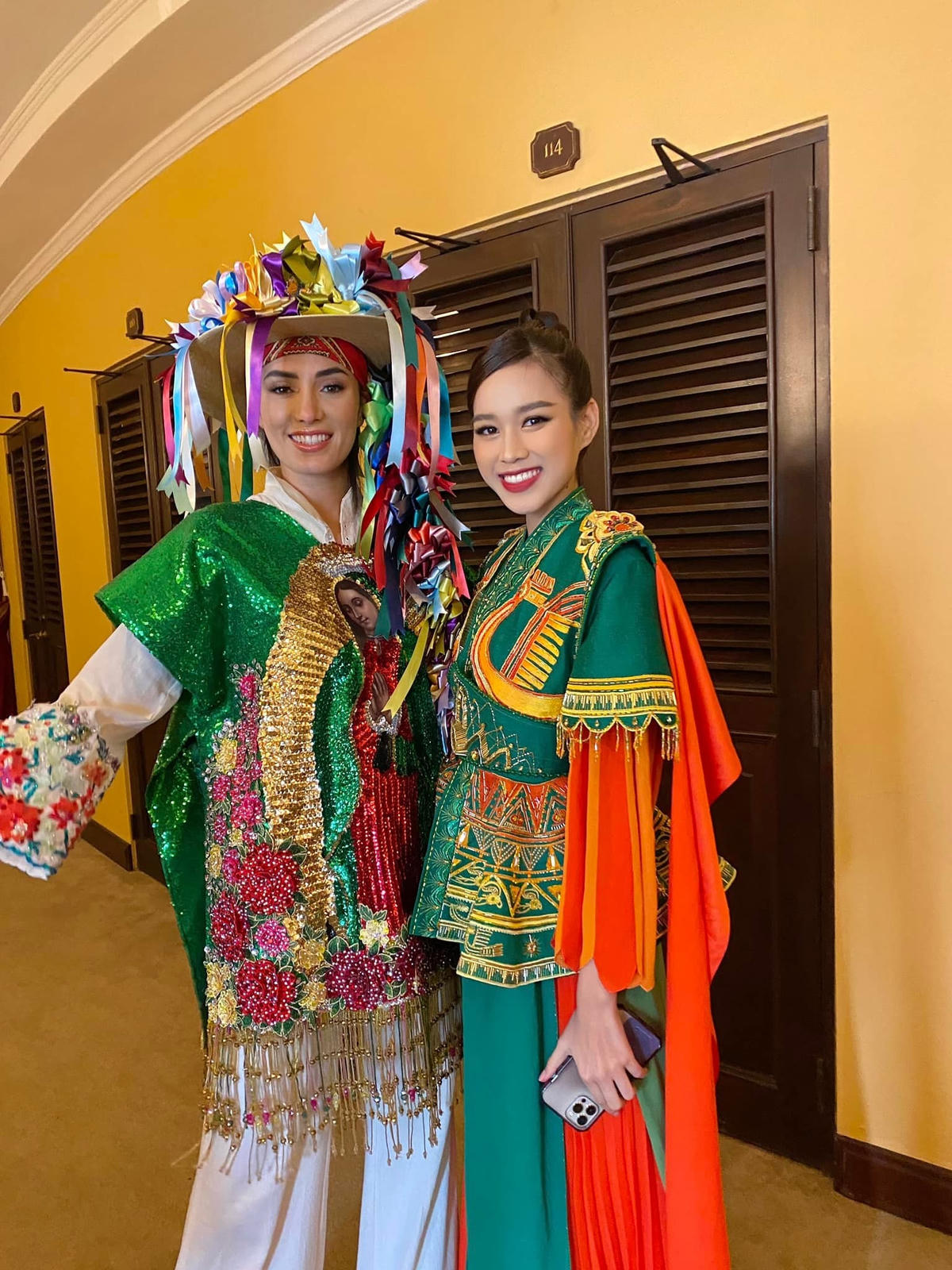 Đỗ Thị Hà nổi bật giữa dàn thí sinh trong trang phục truyền thống Miss World
