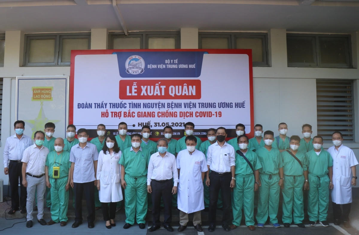 Lãnh đạo tỉnh Thừa Thiên - Huế, Bệnh viện Trung ương Huế chụp ảnh với Đoàn thầy thuốc chi viện ra tỉnh Bắc Giang.