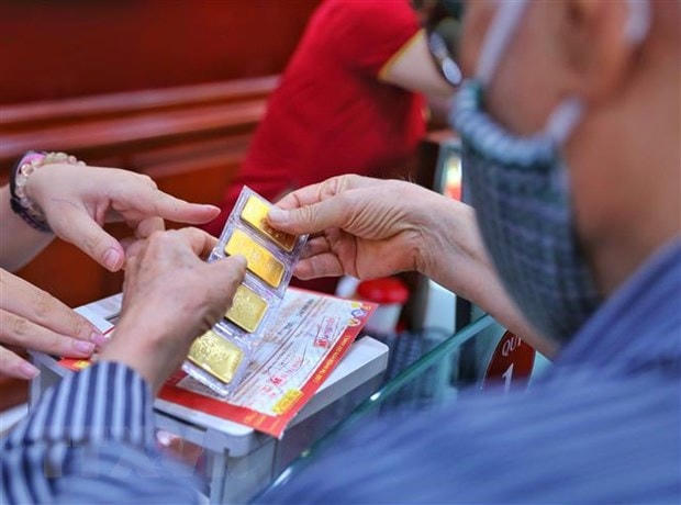 Giao dịch vàng tại Công ty Vàng bạc Đá quý Bảo Tín-Minh Châu. Ảnh: TTXVN.