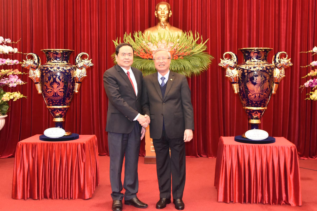 Thường trực Ban Bí thư Trần Quốc Vượng nhận “Cúp Lạc Hồng” từ Chủ tịch UBTƯ MTTQ Việt Nam Trần Thanh Mẫn.