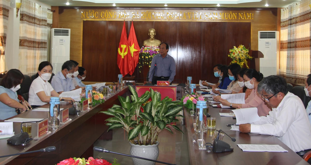 Quang cảnh buổi làm việc báo cáo kết quả tiếp nhận và phân bổ tiền, hàng cứu trợ.