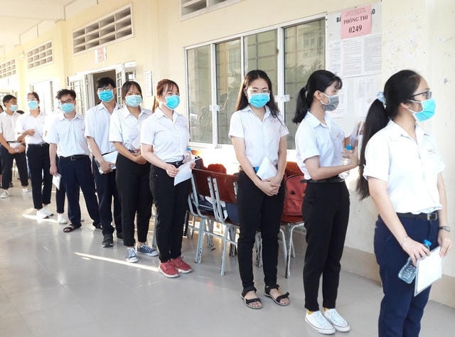 Cần Thơ: Một thí sinh bị gãy tay được bố trí người viết bài hộ