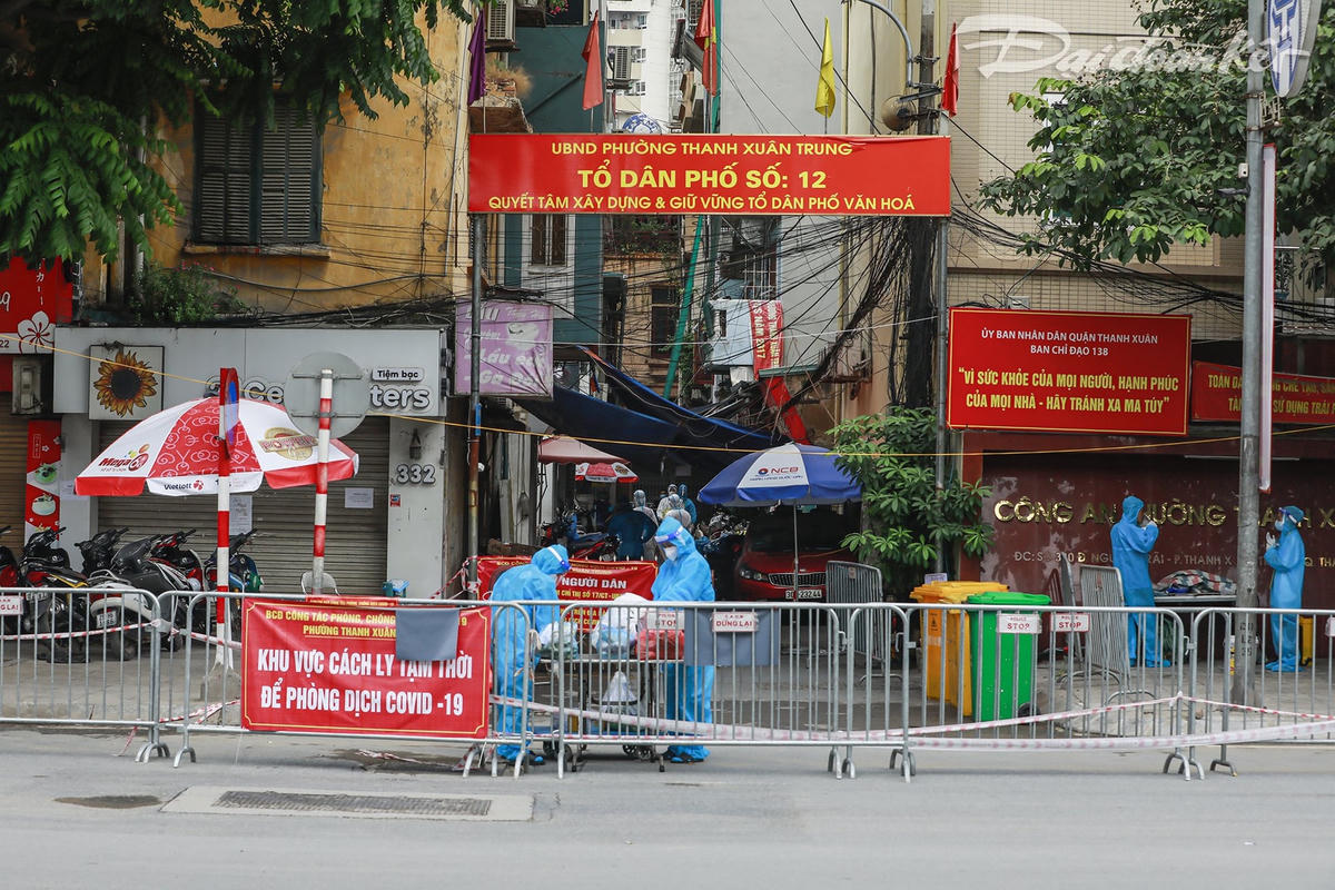 Hàng chục F1 ở ‘ổ dịch’ Thanh Xuân Trung được đưa đi cách ly tập trung