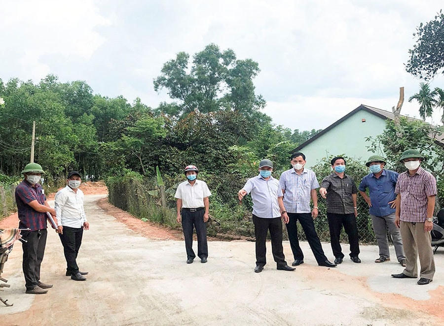 Con đường bê tông nối thôn Tích Tường với phường 1 khang trang, tạo điều kiện cho người dân đi lại thuận tiện.